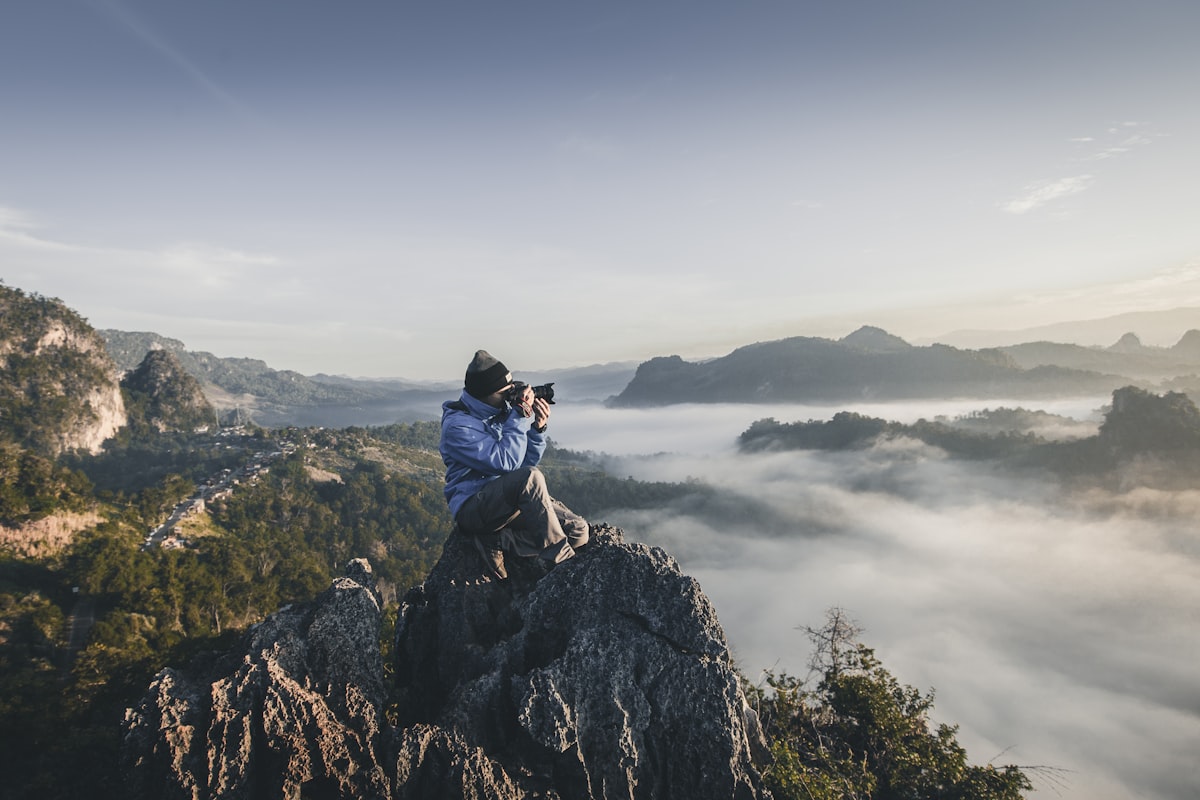 Régie de production vidéo professionnelle avec caméras et micros haut de gamme